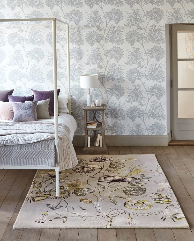 Quintessence Rug Heather in a stylish bedroom with floral wallpaper.