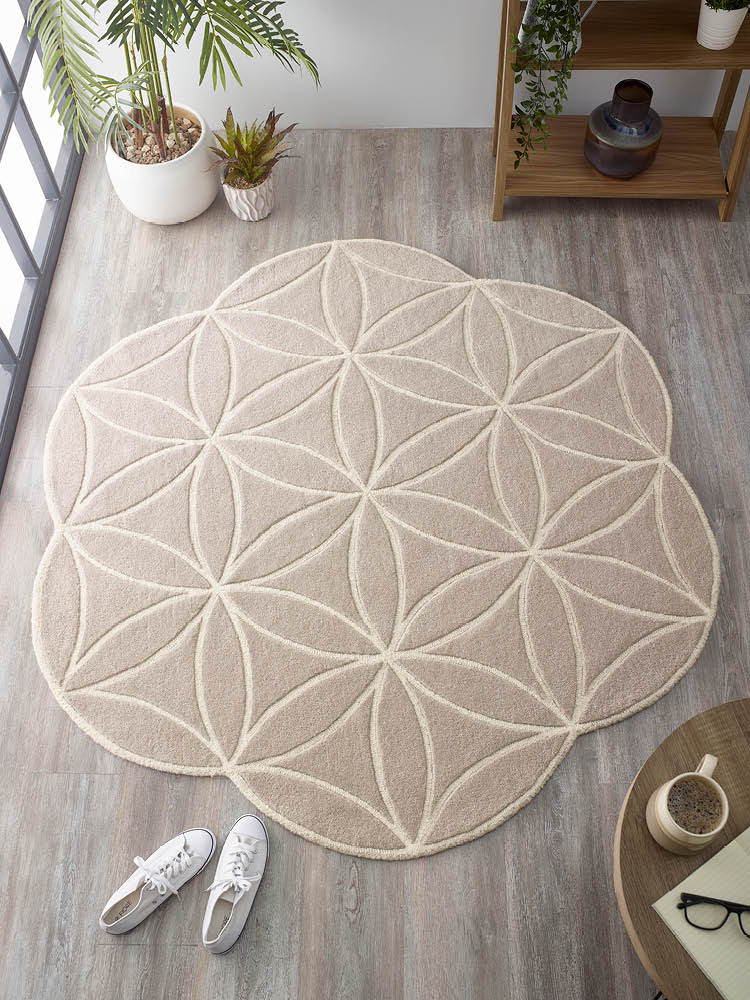 Elegant grey Bloom rug with geometric pattern for modern interiors.