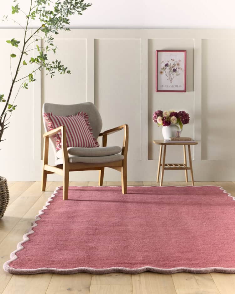 Coral scalloped Elsie rug in a modern living room setting.
